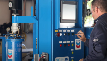 Can On-Site Filtration Damage New Lubricants? Machine Worker